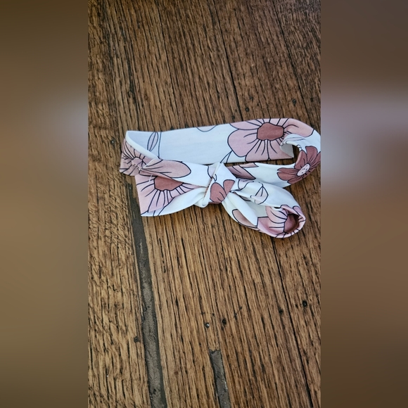 Infant Girl Romper with matching hair tie. Zipper closure.  Size 0-3 months - Picture 3 of 4